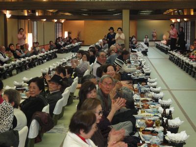 400海月館での宴会カラオケダンス赤と黒バスツアー.jpg